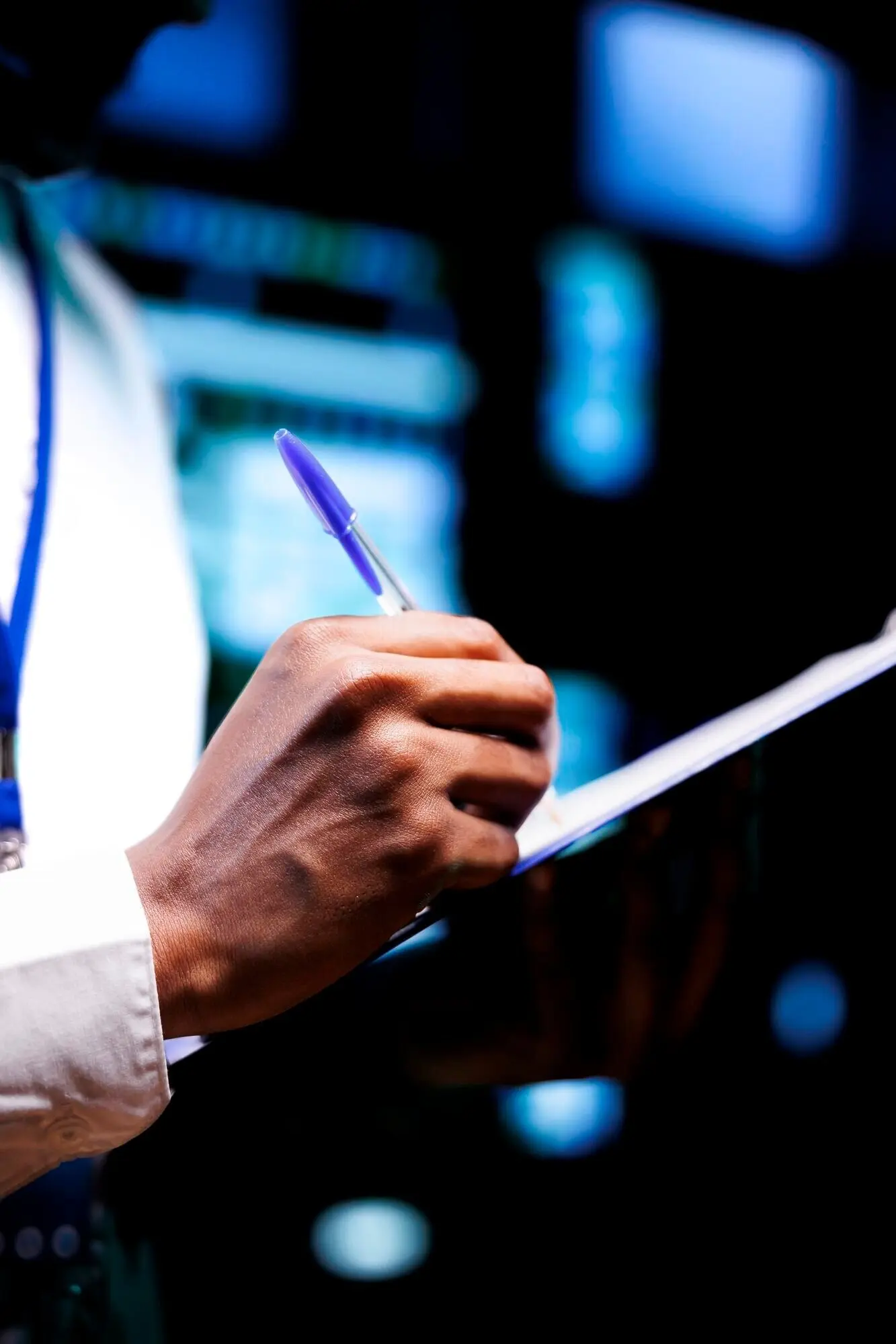 Инженер с чек-листом технического обслуживания